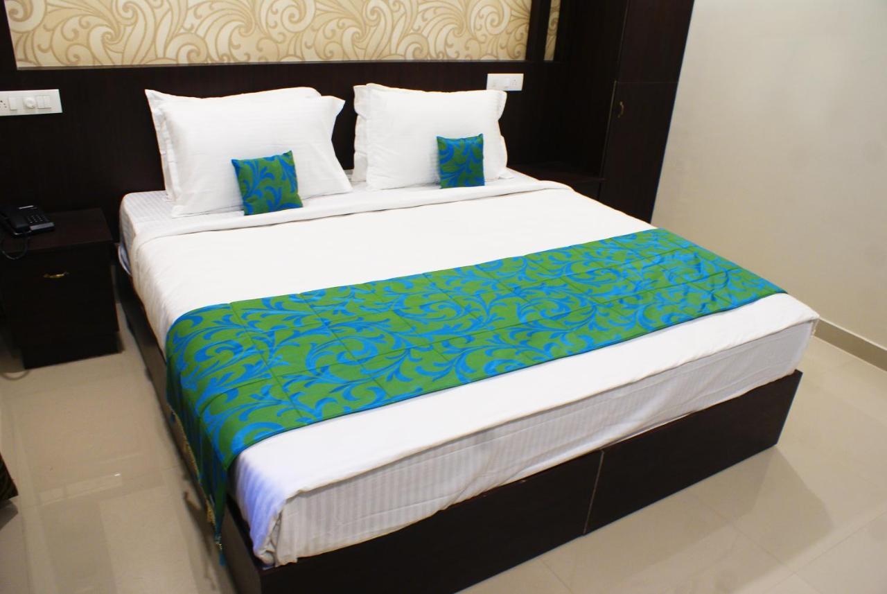 Collection O 8267 Galaxy Inn Kochi Exterior foto